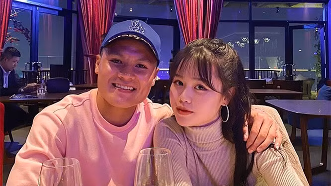 Quen nhau chưa bao lâu, nhưng tình cảm của cặp đôi này luôn gặp sóng gió. Dù vậy Huỳnh Anh không bỏ lỡ trận đấu nào của Quang Hải, và luôn xinh đẹp nhất để đến cổ vũ cho anh.