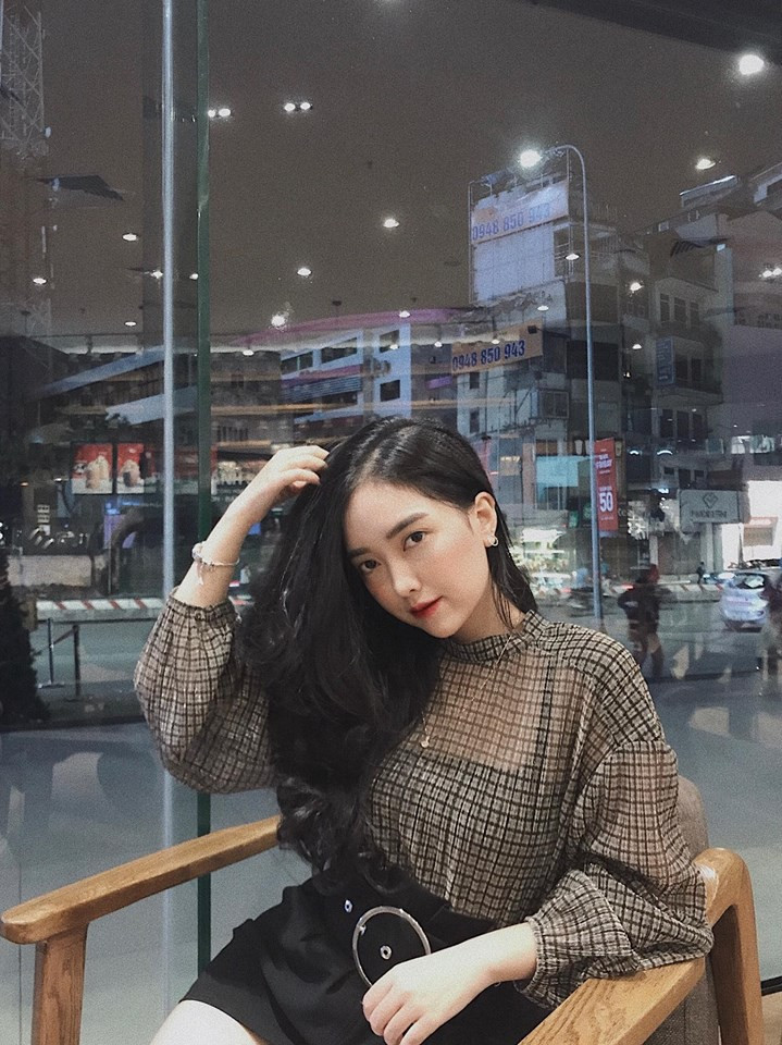 Chỉ cần áo thun, giày sneaker đơn giản đi xem bạn trai Đức Chinh thi đấu nhưng Mai Hà Trang lại thu hút mọi sự chú ý của ống kính bằng nhan sắc xinh xắn, nụ cười thiện cảm. Dù chỉ là vài bức ảnh chụp lén cũng không tìm ra góc chết của cô nàng.