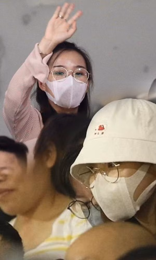 Viên Minh dù kín bưng nhưng vẫn không dấu được nét xinh xắn của mình.