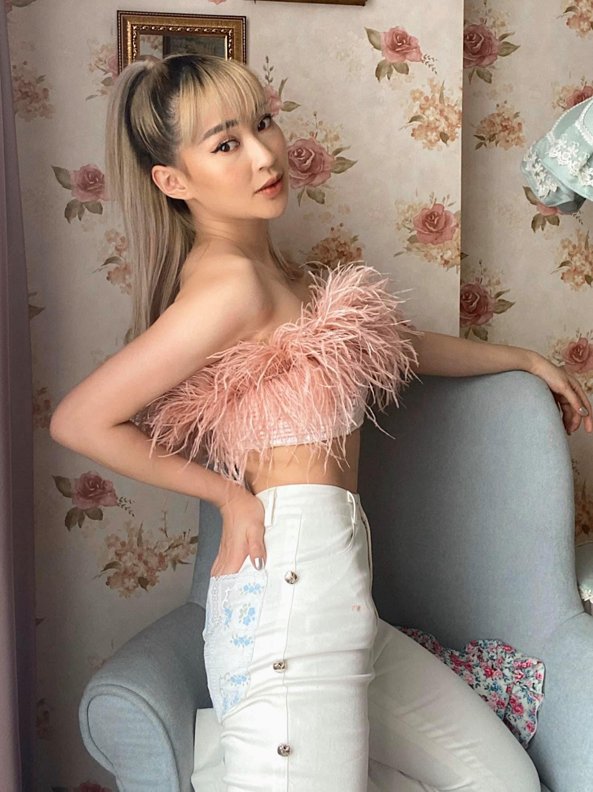 Dù sở hữu chiều cao khiêm tốn nhưng với vóc dáng thon gọn, gương mặt khả ái, bạn gái cũ Phở Đặc Biệt nhanh chóng nhận được sự quan tâm và yêu mến từ nhiều bạn trẻ.