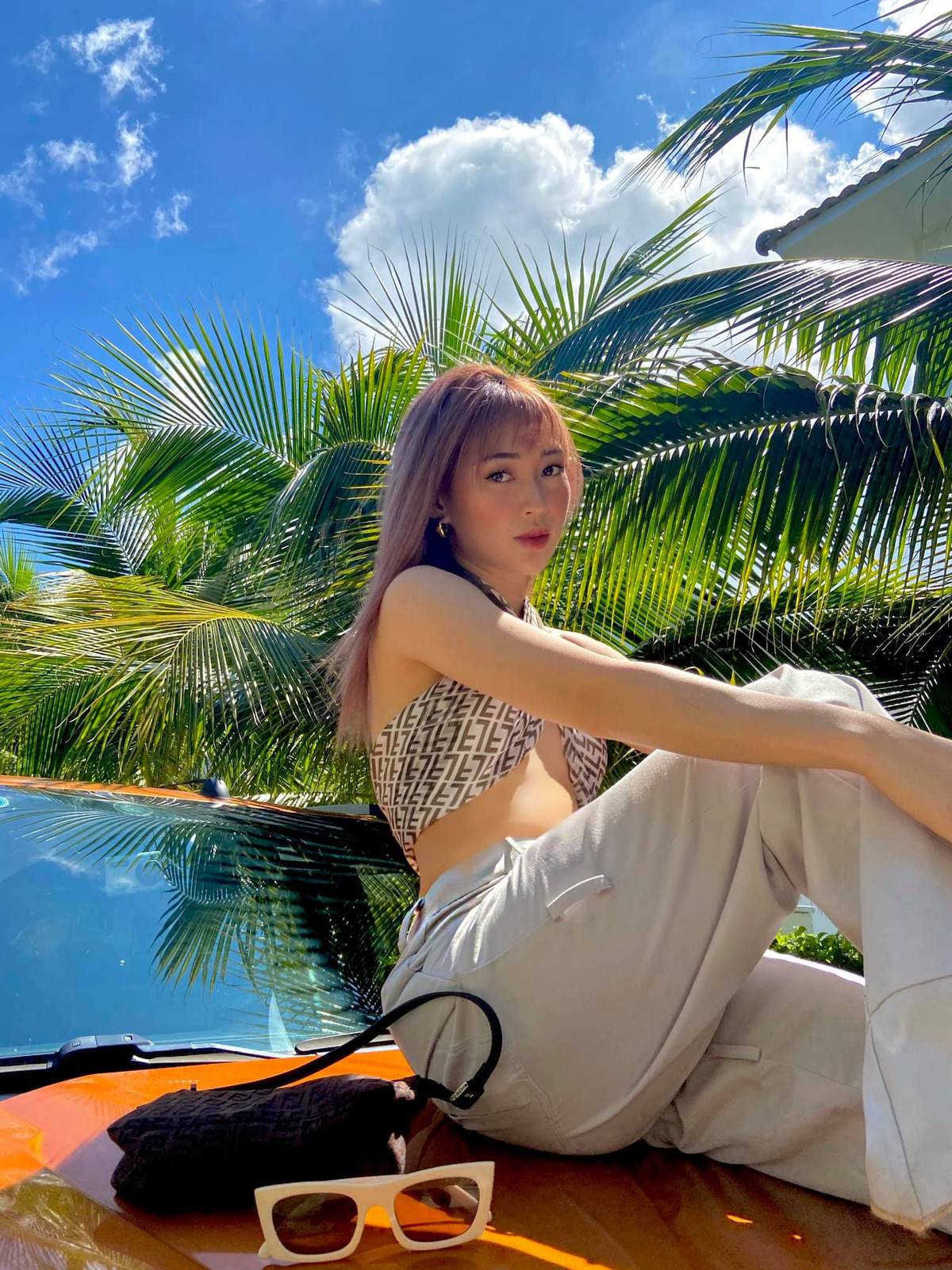 Xinh đẹp, tài năng và sở hữu cho mình khối tài sản riêng, Sun Ht trở thành một trong những hình mẫu cho giới trẻ hiện nay. Mời quý độc giả đón xem thêm video: Hái ra tiền nhờ danh xưng hot girl - Nguồn: KÊNH VTC1