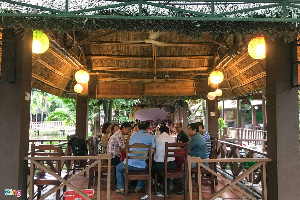 Những chòi lá nằm rải rác quanh hồ nước là nơi thu hút nhiều thực khách. Một số khách hàng cho biết khu ẩm thực Bình Xuyên là một nhà hàng nổi tiếng tại khu vực huyện Bình Chánh và quận 8.