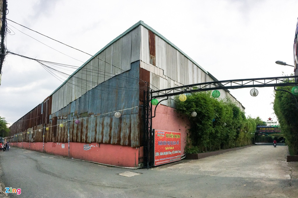 Nhà hàng được bao quanh bởi những dãy nhà xưởng lợp kín tôn, ngăn cách hoàn toàn với không gian bên ngoài.