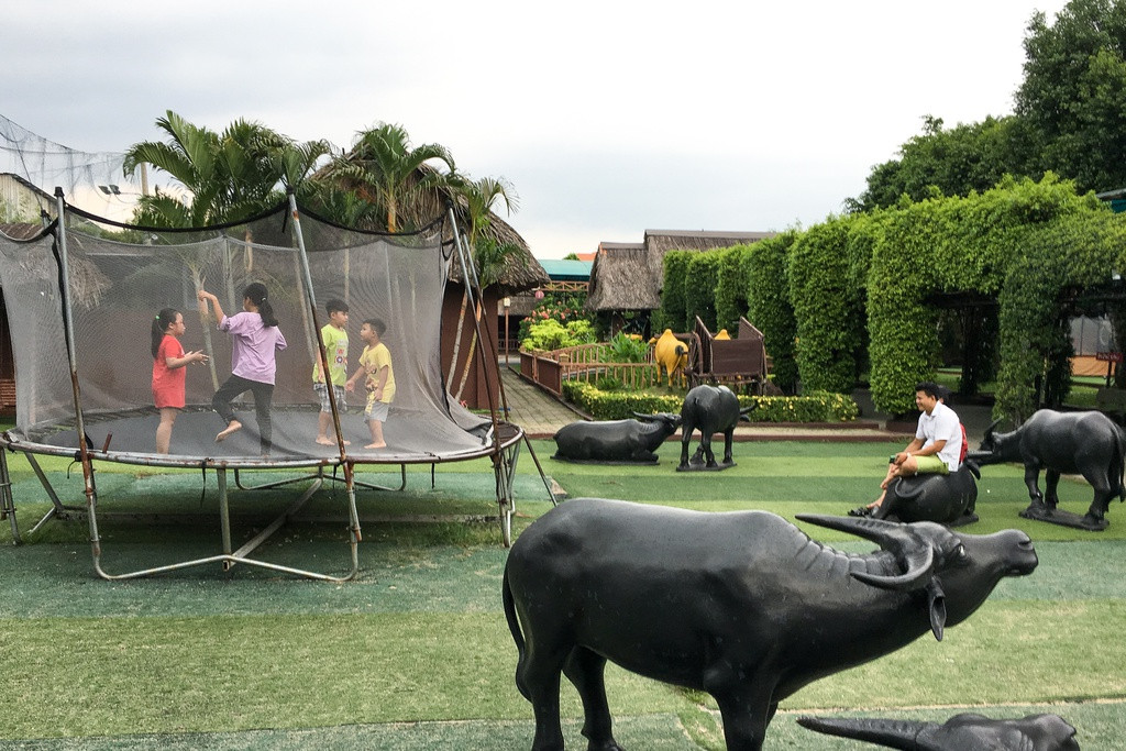 Khu vui chơi trẻ em được mở rộng mới đây cũng là một trong số hạng mục xây dựng trái phép của khu ẩm thực.