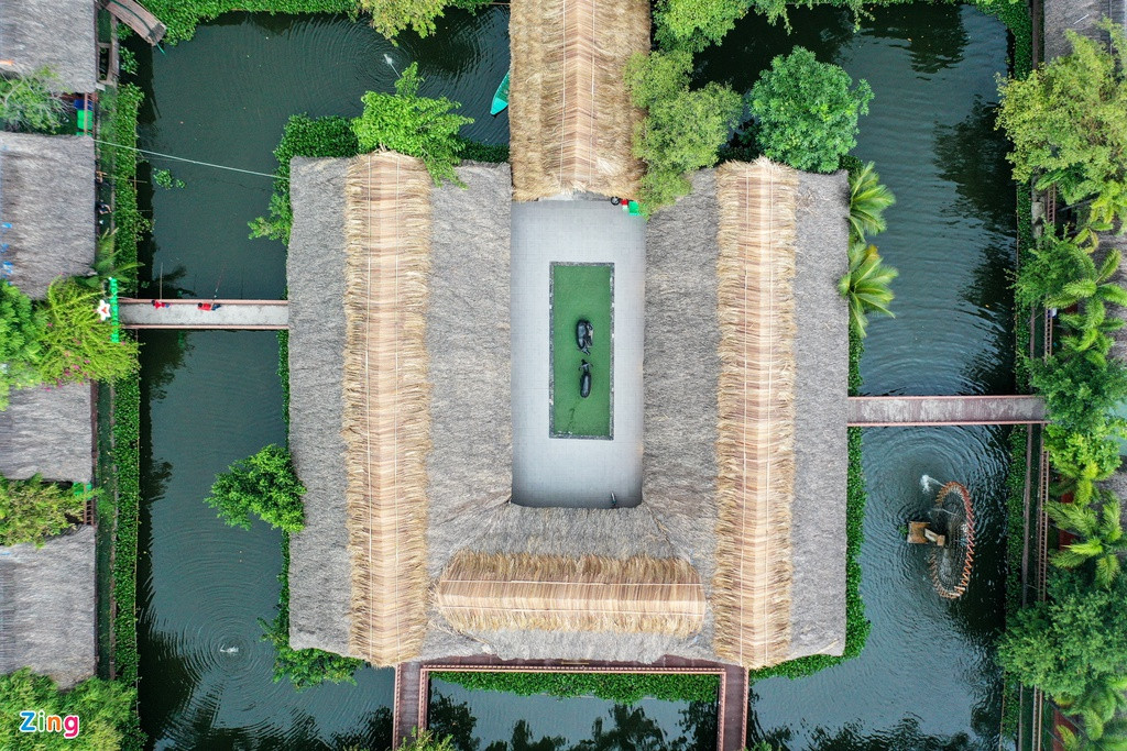 Dãy nhà lá nằm biệt lập giữa hồ được gọi với cái tên "Ốc đảo Bình Xuyên". Hồ nước xung quanh được chủ nhà hàng sử dụng để làm điểm câu cá cho khách hàng.