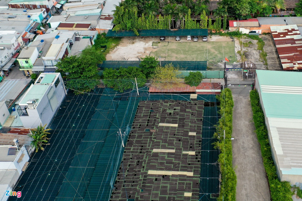 Bãi giữ ôtô diện tích trên 2.200 m2 và bãi giữ xe máy trên 2.300 m2 cũng thuộc các hạng mục xây dựng trái phép trên nền đất nông nghiệp.