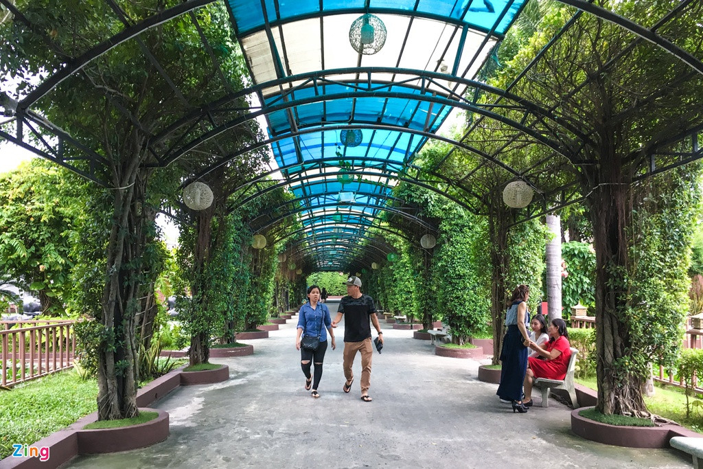 Nơi đây được chủ cơ sở giới thiệu là nhà hàng sinh thái gồm các không gian xanh và hồ nước. Ghi nhận dịp cuối tuần, nơi đây rất đông thực khách.