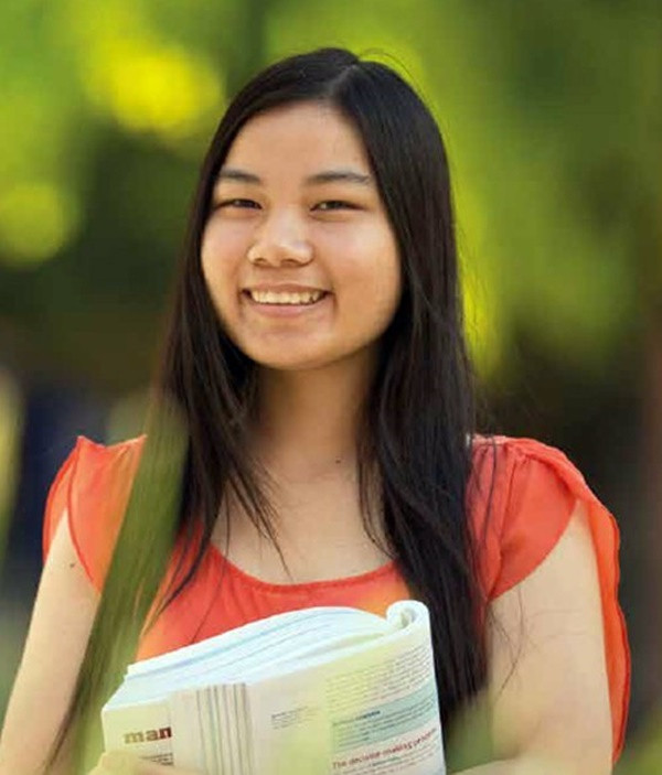 Nối gót các Quán quân trước, Ngọc Oanh lên đường sang Đại học Swinbunre, Australia du học ngành Thương mại, Kế toán và Tài chính.