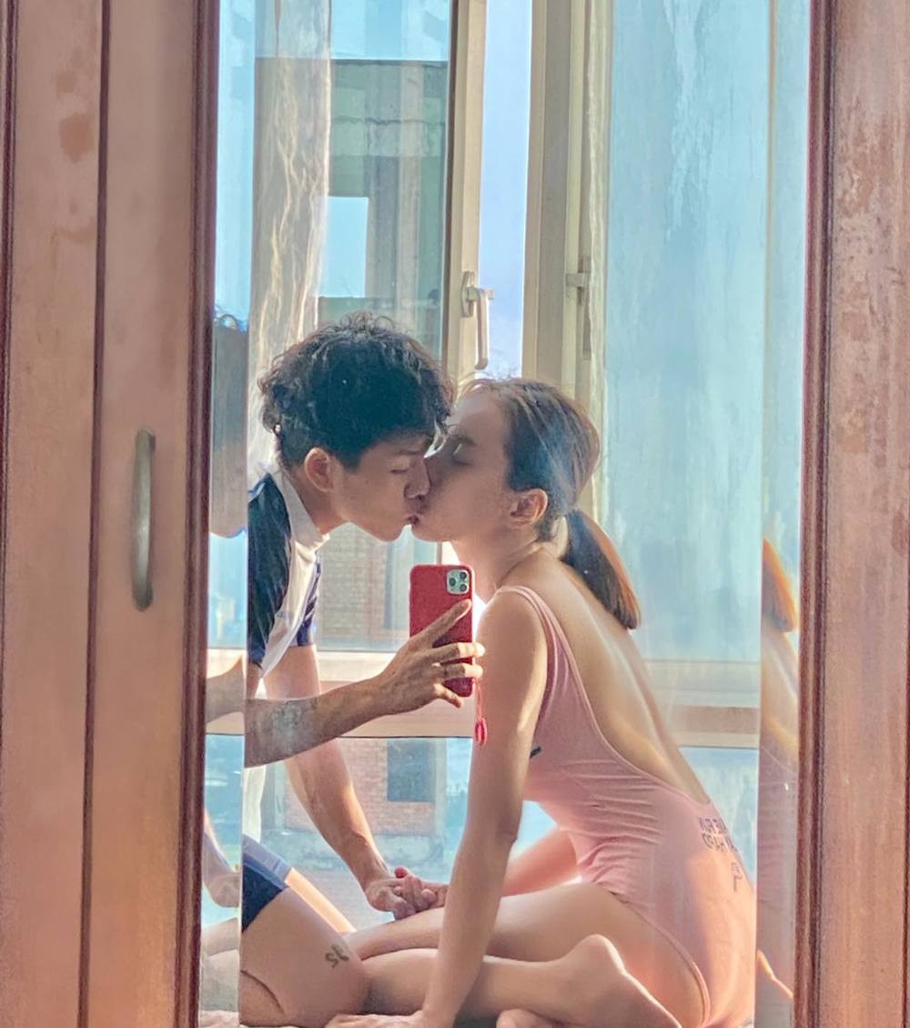 Tròn một tháng kể từ ngày công khai chuyện hẹn hò với bạn trai chuyển giới trên truyền thông, Miko Lan Trinh đã được người yêu đưa về ra mắt gia đình. Chưa hết cô còn khiến nhiều người ghen tị khi khoe khung cảnh bạn trai ghi lại loạt ảnh áo tắm bên ngoài khung cửa sổ và họ còn hôn nhau tình cảm.