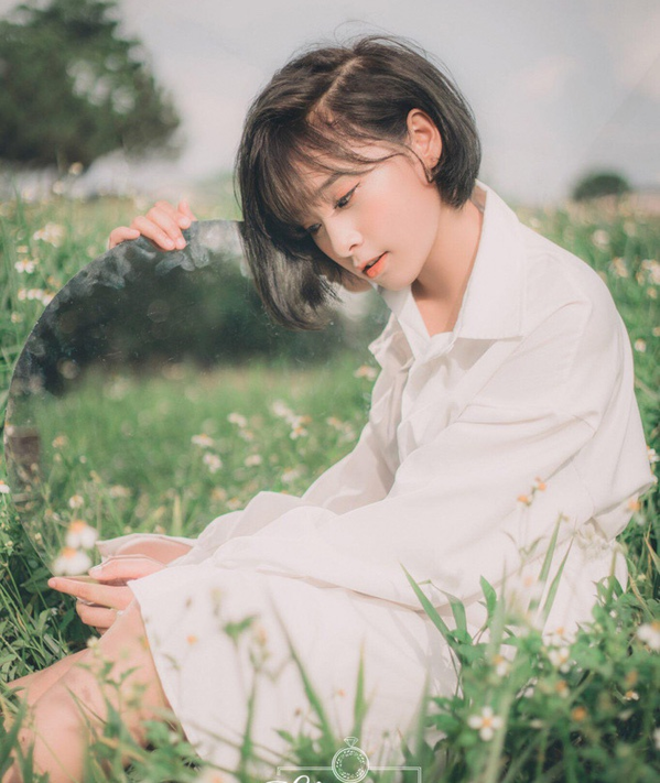 Cô gái trẻ đã bắt đầu viết nhạc vào năm lớp 9, sau đó tự quay video và đăng tải trên mạng xã hội.