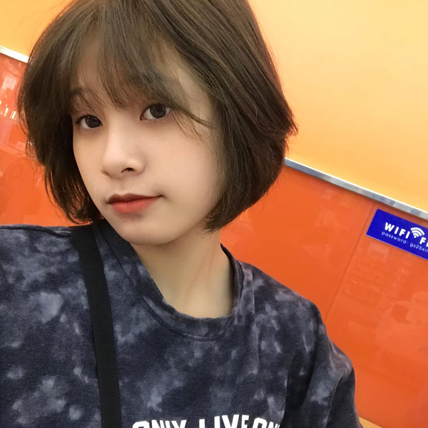 Ẩn bên ngoài vẻ trẻ trung là một cô gái gánh vác nhiều nỗi lo âu.