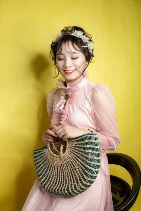 Đối với một cô gái trẻ với niềm háo hức về sản phẩm âm nhạc của mình, ngay từ những ngày đầu đã nhận về không ít lời bình không mấy thiện cảm, đã khiến nữ rapper bị sốc, cô khóc và thu mình lại với những người xung quanh.