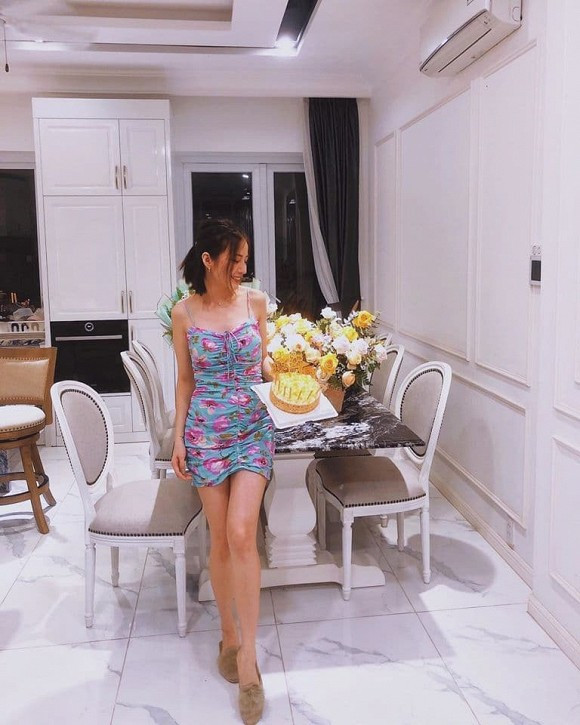 Vợ Đăng Khôi có gu thời trang nữ tính, gợi cảm.