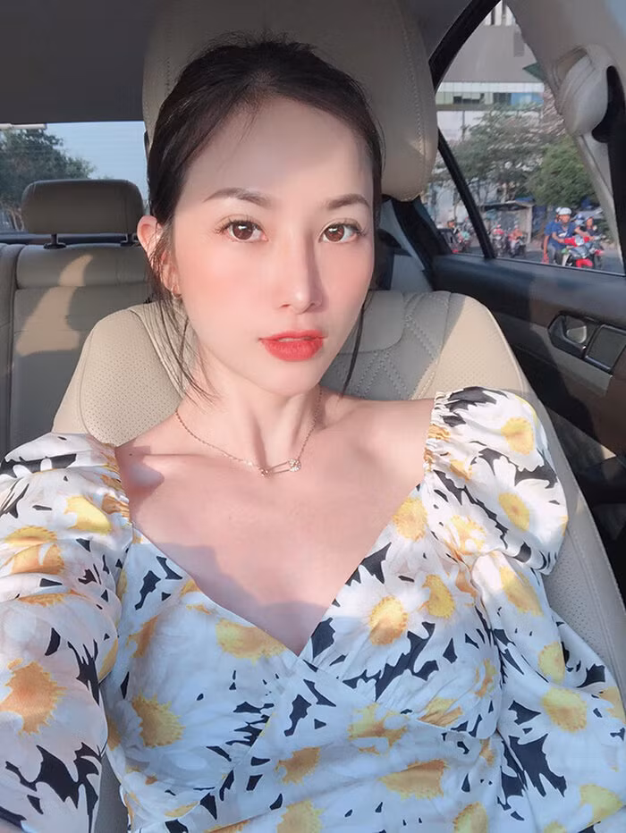 Cô nàng không chỉ làm dân tình ghen tị với cuộc sống hạnh phúc, mà còn khiến các chị em xuýt xoa khi sở hữu nhan sắc đẹp cực phẩm.