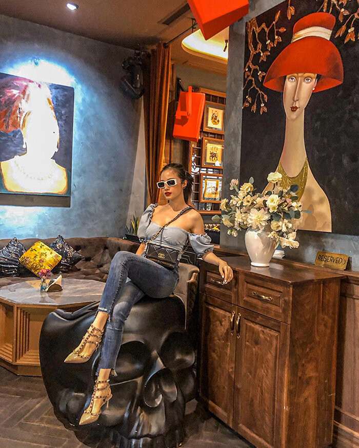 Từ khi trở thành "bà mẹ một con", Xari Nguyễn cũng nhận được nhiều lời khen của dân mạng bởi có nhan sắc mặn mà và vóc dáng nóng bỏng.