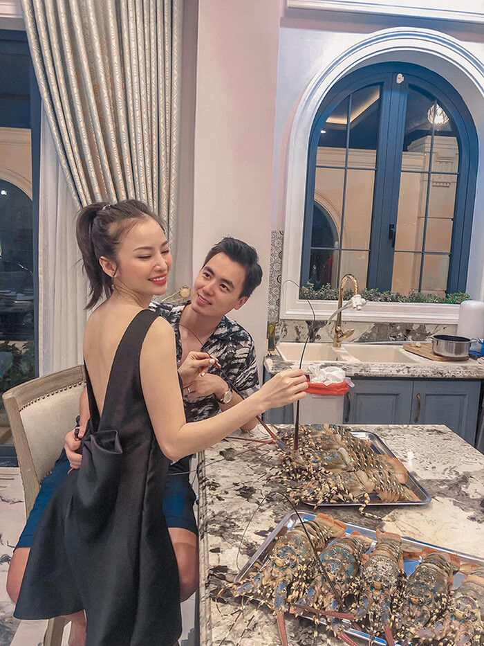 Trên trang cá nhân của mình, em trai Đăng Khôi thường xuyên đăng ảnh vợ và viết những lời ngọt ngào.