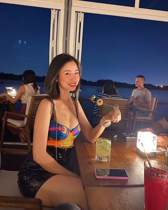 Được biết, vợ Đăng Nguyên còn có mối quan hệ tốt với gia đình chồng. Trên trang cá nhân của Xari Nguyễn, cô thường xuyên chia sẻ những hình ảnh ấm áp, thân mật với bố mẹ, gia đình bên chồng - khác hẳn với mối quan hệ của vợ cũ Đăng Nguyên trước đây.