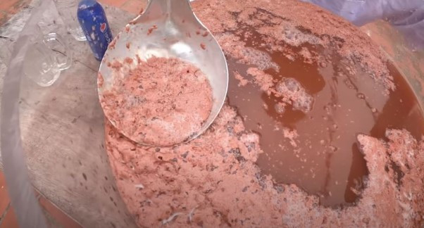 Thậm chí nó còn nổi váng màu nâu đỏ khiến dân tình không khỏi hãi hùng.