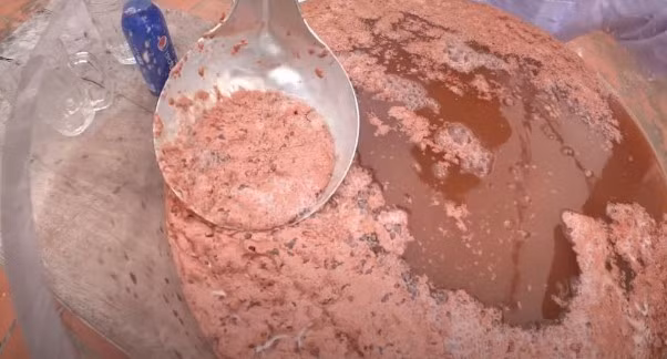 Thậm chí nó còn nổi váng màu nâu đỏ khiến dân tình không khỏi hãi hùng.