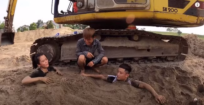 Sau khi lừa được 2 người Hưng Vlog lấy nhang, tiền vàng âm phủ, chuối… cúng bái mặc dù người vẫn sống.