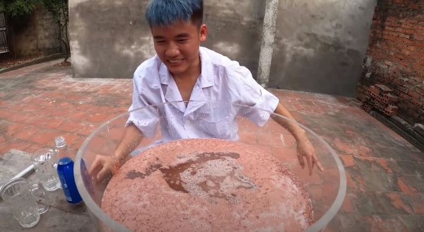 Sau khi trộn các loại đồ uống, thành phẩm là một thứ nước màu đỏ nâu, đục ngầu và nổi bọt.