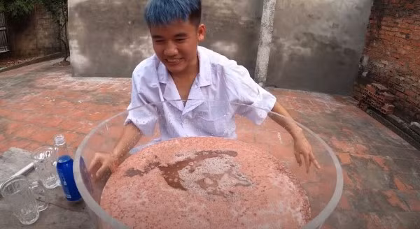 Sau khi trộn các loại đồ uống, thành phẩm là một thứ nước màu đỏ nâu, đục ngầu và nổi bọt.