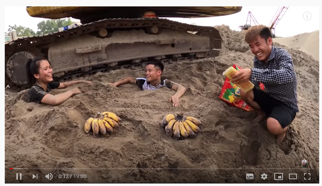 Ngay lập sau khi đoạn clip troll 2 người em của Hưng Vlog xuất hiện, dân tình đã lên án mạnh mẽ hành động này. Đa phần các ý kiến cho rằng, việc cúng bái là vấn đề khá nhạy cảm, không thích hợp để "mua vui".