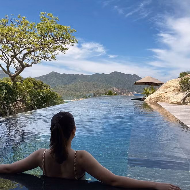 Ngọc Trinh ở đâu, Thuý Kiều ở đó nên cô trợ lý cũng được tận hưởng những chuyến đi sang chảnh cùng CEO của mình.