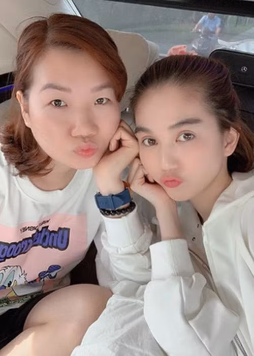 Thúy Kiều cũng là bạn ăn hàng của Ngọc Trinh trong hầu hết các buổi ăn uống vỉa hè. Cả hai đều có sở thích ăn các món bình dân như ốc, phở bò trứng chần, bánh căn,...