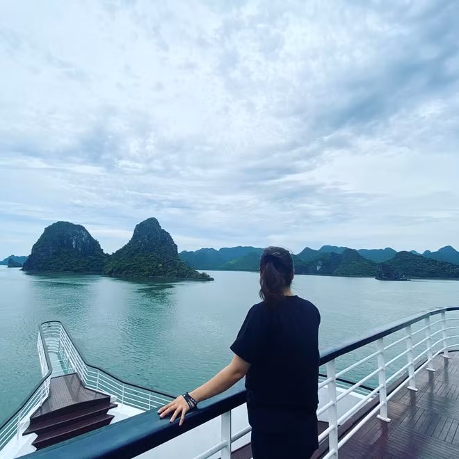 Từ điện thoại xịn đến hàng hiệu, từ ăn uống nhà hàng sang trọng đến du lịch khắp chốn, không gì mà Thuý Kiều không được thử.