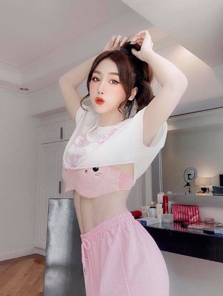 Nữ DJ xinh đẹp sở hữu cơ bụng săn chắc, nổi đường kẻ thẳng tắp gây mê.