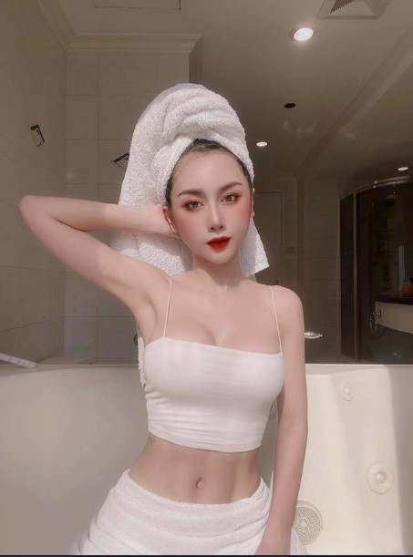 Quỳnh Nhi cao 1,62m cùng số đo 3 vòng lý tưởng: 86-57-90cm.