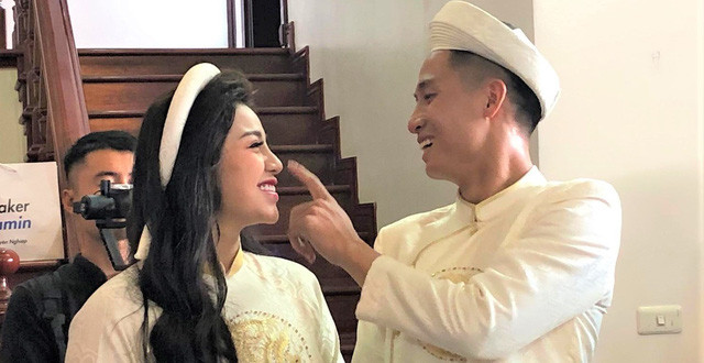 Trải qua nhiều sóng gió cũng như vài lần "dính" phải tin đồn rạn nứt tình cảm, cặp đôi đã có được cái kết đẹp chính là đám hỏi lung linh, ấm cúng được tổ chức hồi tháng 6 năm ngoái.