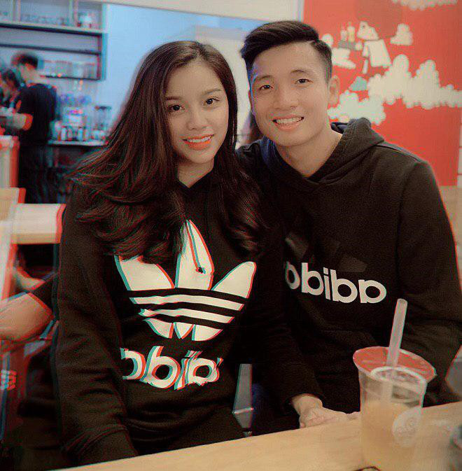 Nếu như Khánh Linh luôn có mặt tại hầu hết các trận đấu bạn trai mình ra sân, thì Bùi Tiến Dũng cũng không e ngại việc dành cho bạn gái mình những cử chỉ quan tâm cũng như những lời tâm tình hoa mỹ nhất.