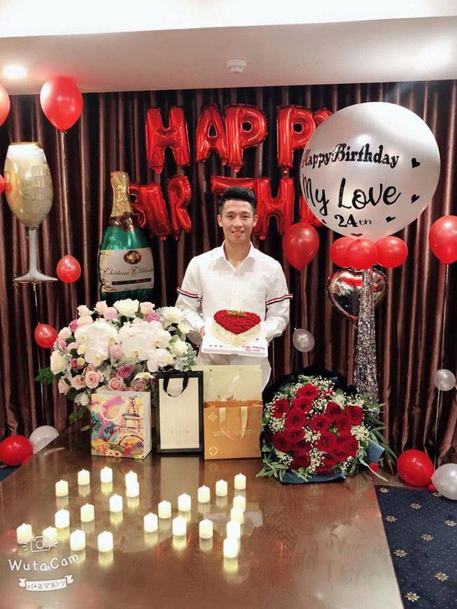 Vào một ngày tháng 10 cách đây 2 năm, đúng vào dịp sinh nhật lần thứ 23, chàng trung vệ của đội tuyển Việt Nam Bùi Tiến Dũng công khai chuyện tình yêu cùng bạn gái xinh đẹp Khánh Linh trên trang cá nhân.