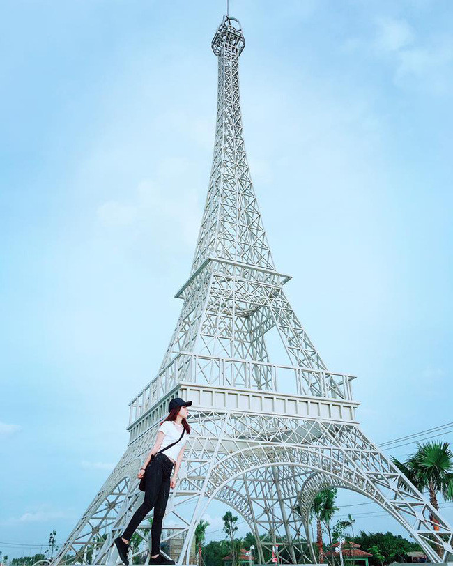 Tháp Eiffel tại Long An cũng đẹp không kém cạnh gì.