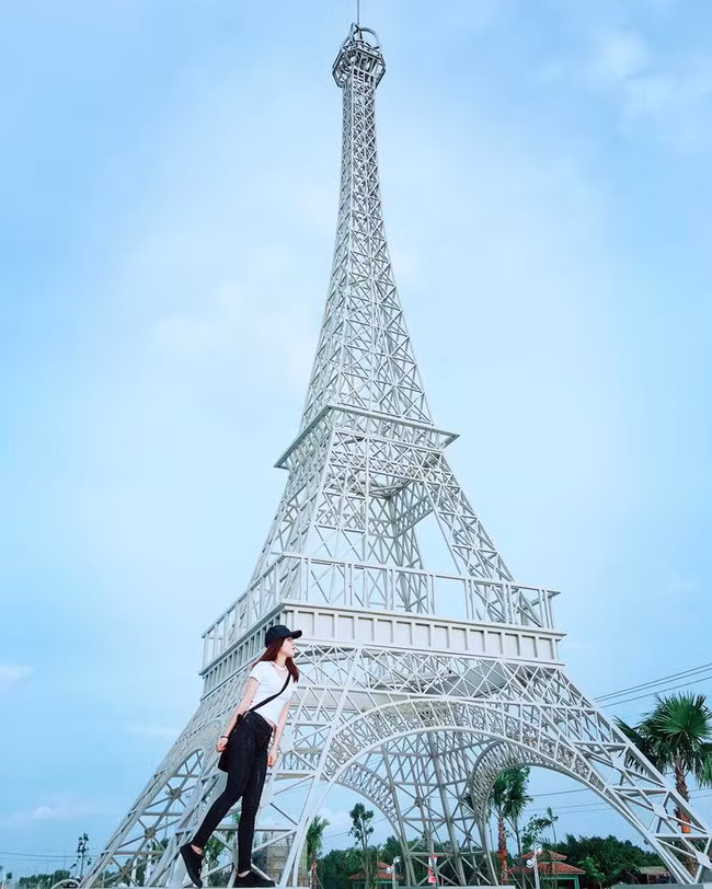 Tháp Eiffel tại Long An cũng đẹp không kém cạnh gì.