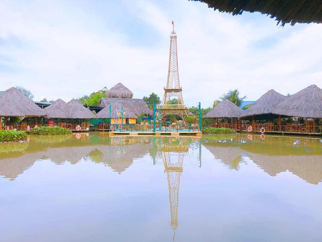 Đây không phải là lần đầu tiên biểu tượng của nước Pháp được "mang về" Việt Nam. Trước đó, một số tỉnh thành như Long An, Tây Ninh hay tỉnh miền Trung như Nghệ An,... cũng đã từng mô phỏng "kỳ quan thế giới" này tại một số khu vui chơi.