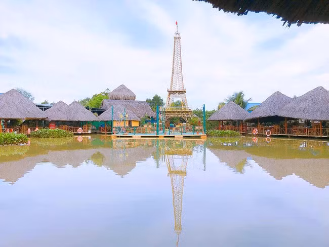 Đây không phải là lần đầu tiên biểu tượng của nước Pháp được "mang về" Việt Nam. Trước đó, một số tỉnh thành như Long An, Tây Ninh hay tỉnh miền Trung như Nghệ An,... cũng đã từng mô phỏng "kỳ quan thế giới" này tại một số khu vui chơi.