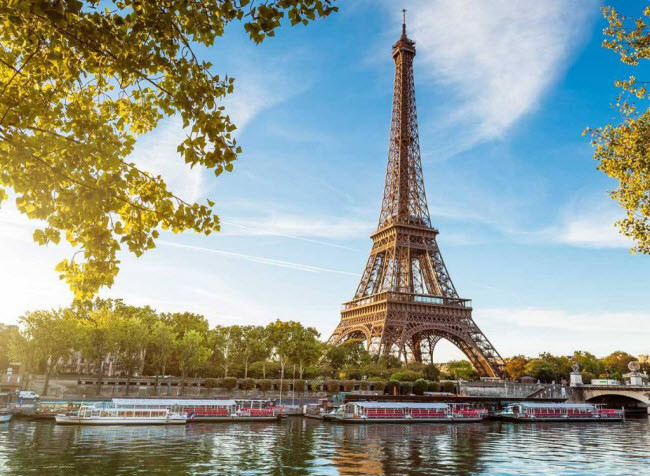 Tháp Eiffel phiên bản gốc vẫn là một biểu tượng của nước Pháp mà ai cũng muốn được đặt chân đến một lần.