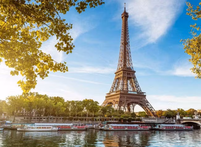 Tháp Eiffel phiên bản gốc vẫn là một biểu tượng của nước Pháp mà ai cũng muốn được đặt chân đến một lần.