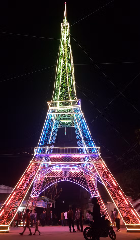 Tháp Eiffel tại Nghệ An đã từng trở thành địa điểm check in của nhiều bạn trẻ nơi đây. Mời quý độc giả đón xem thêm video: Tháp Eiffel Việt phá kỷ lục Guiness - Nguồn: KÊNH VTC1