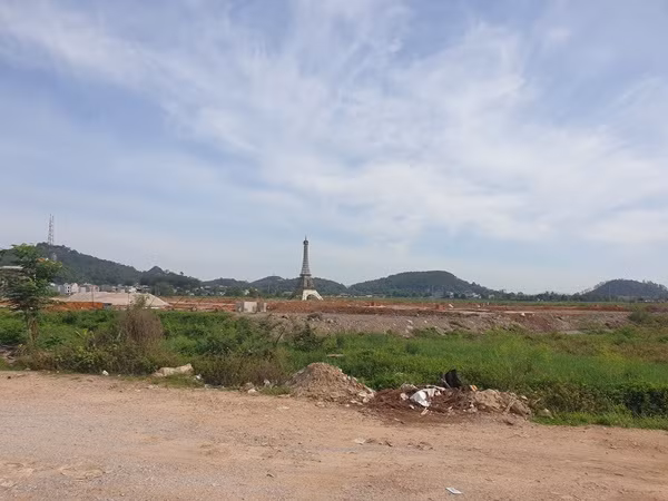 Được biết tháp Eiffel này đã mọc lên gần 2 tháng và là một công trình trong dự án nhà ở tại Thanh Hóa.