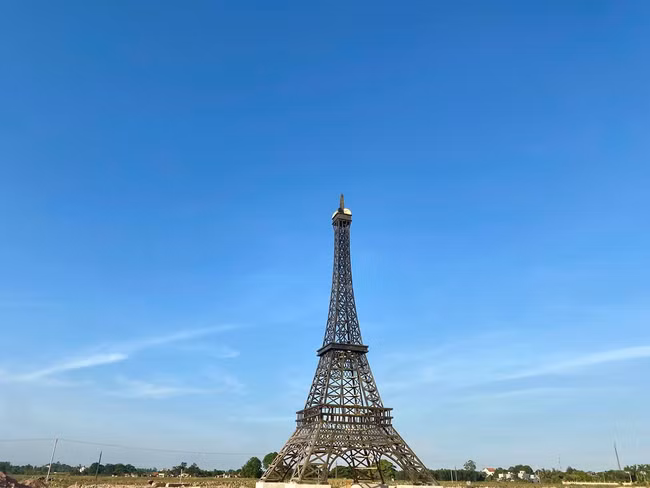 Nếu chịu khó canh góc và chỉnh màu, tòa tháp Eiffel Thanh Hóa là giống nhất trong tất cả các "phiên bản" của tòa tháp này tại Việt Nam.