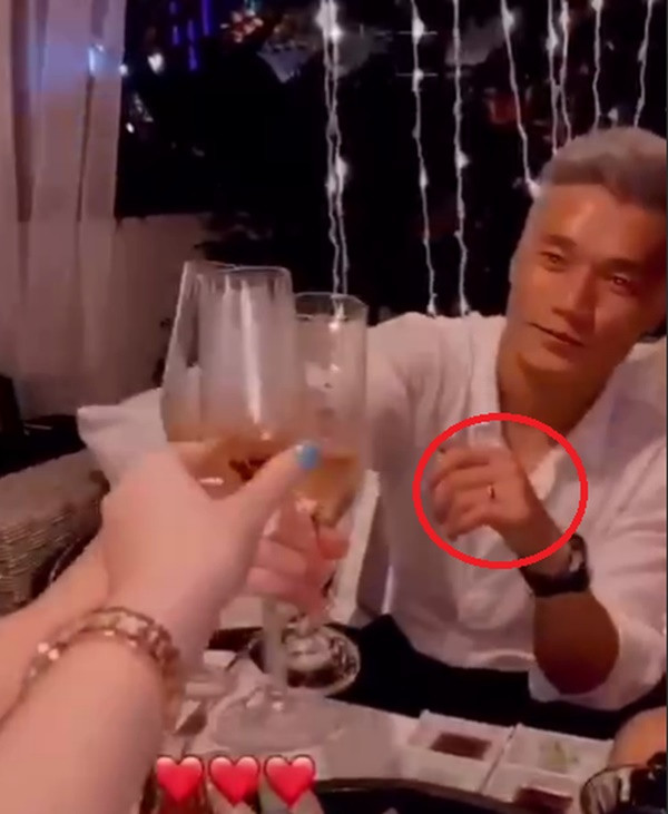 Động thái mới này đã làm dấy lên nghi án phải chăng anh chàng đã cầu hôn cô bạn gái hot girl này.