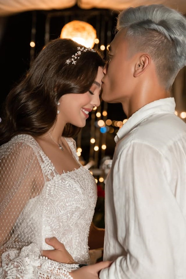 Đây là lần đầu tiên Bùi Tiến Dũng công khai bạn gái trên mạng xã hội.