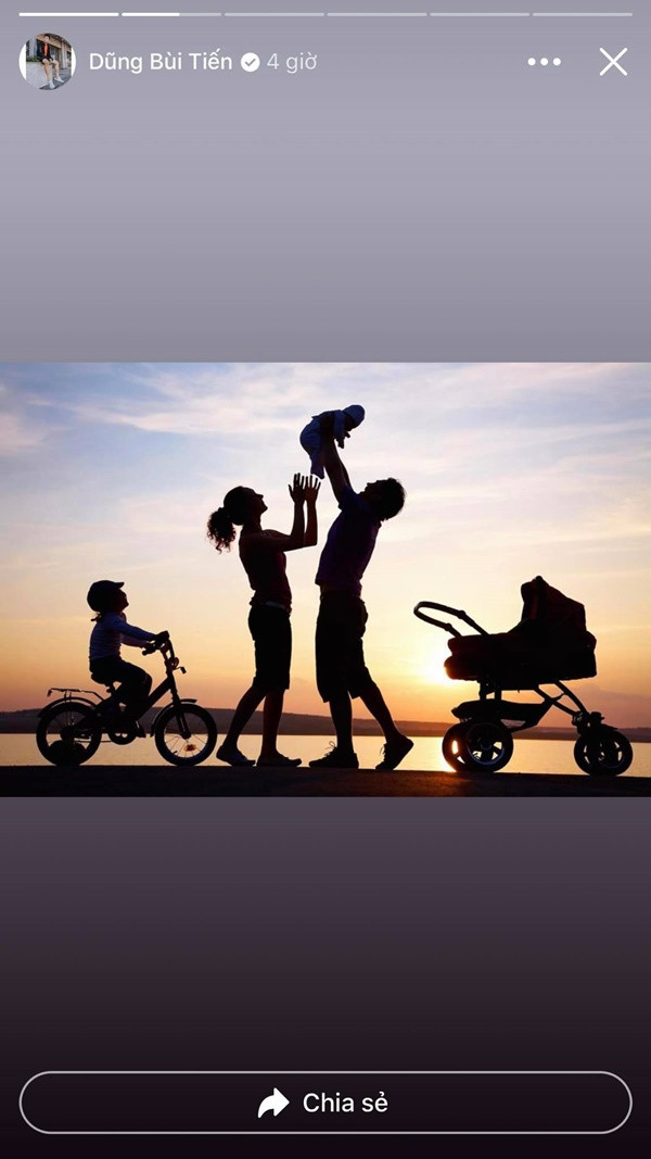 Thậm chí mới đây nhất chàng thủ môn của CLB TP.HCM còn đăng tải lên trang cá nhân bức ảnh ghi lại khoảnh khắc một nhà bốn người hạnh phúc của một gia đình nọ.