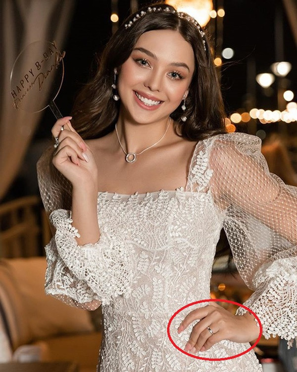 Trong loạt ảnh mới được công bố, Bùi Tiến Dũng và bạn gái xinh đẹp còn bị phát hiện đang đeo nhẫn đôi ở ngón áp út.