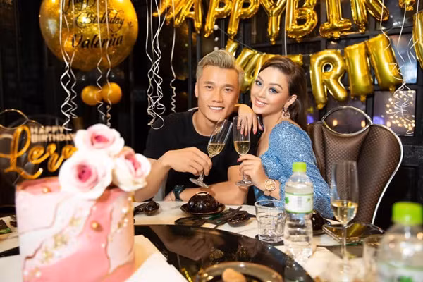 Cặp đôi trai tài gái sắc Bùi Tiến Dũng - Dianka Zakhidova vừa công khai tình cảm cách đây không lâu, ngay lập tức thu hút sự quan tâm lớn từ người hâm mộ.