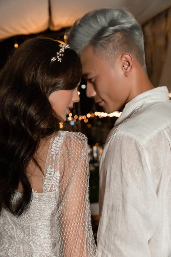 Về phần Dianka Zakhidova, cô nàng cũng tỏ ra rất hạnh phúc bên cạnh chàng thủ vốn nổi tiếng, có rất đông fan hâm mộ.